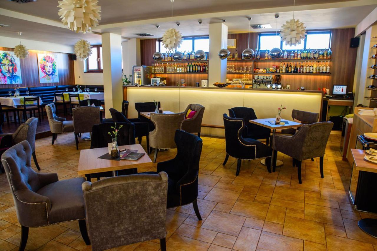 Hotel Rezident Turcianske Teplice Luaran gambar