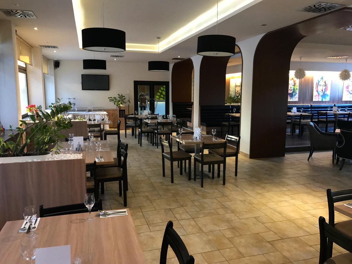 Hotel Rezident Turcianske Teplice Luaran gambar